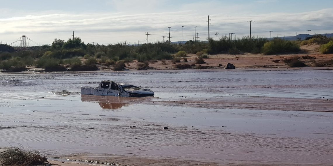Rescataron a dos operarios de su camioneta  que era arrastrada por la tormenta en Rincón de los Sauces