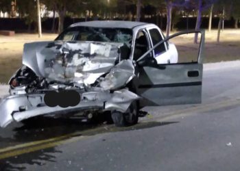 Plaza Huincul: chocó un camión con un auto durante la madrugada