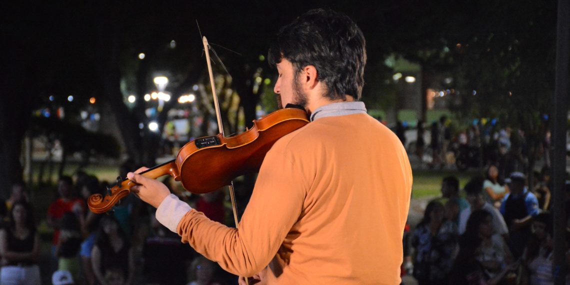 Se vivió el primer domingo del Ciclo de Verano en la plaza San Martín de Cutral Co