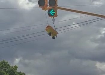 Se desprendió parte de un semáforo en el barrio Pueblo Nuevo de Cutral Co