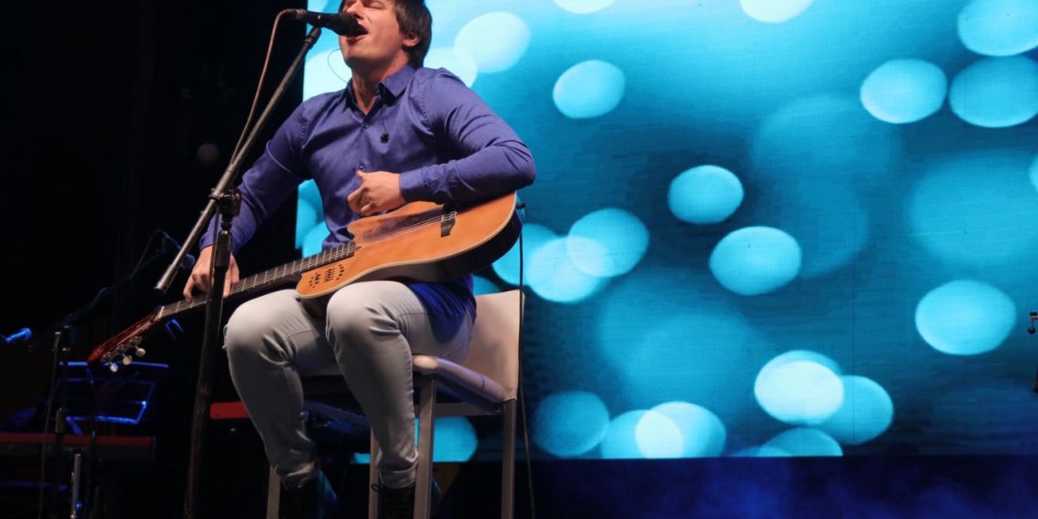 Nahuel Pennisi traerá su música a Cutral Co para el 8 de marzo