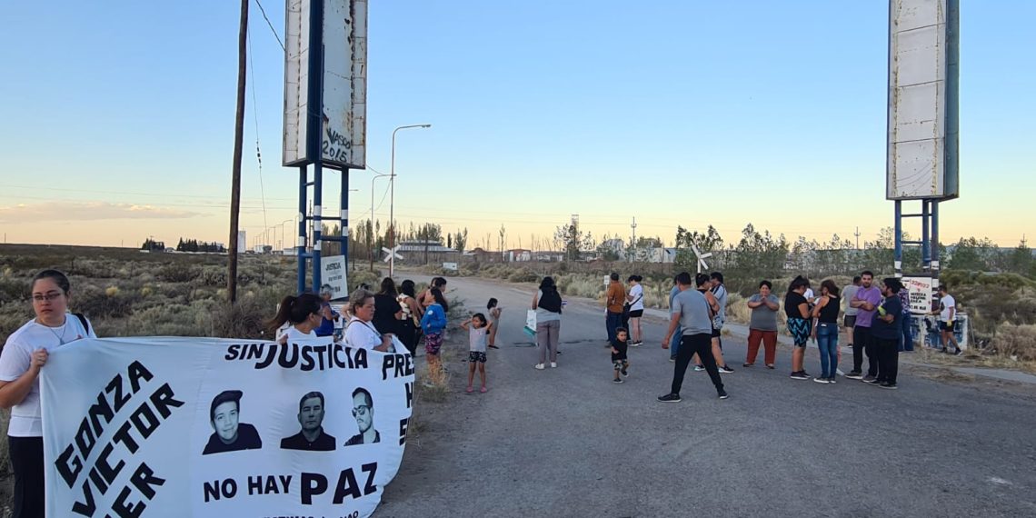 Reclamaron justicia para los tres trabajadores muertos tras la explosión de la destilería NAO en Plaza Huincul