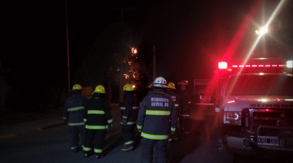 Bomberos de Cutral Co trabajaron en el bloque A16 pasada la medianoche