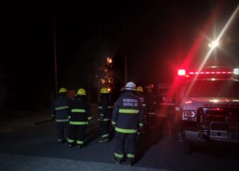 Bomberos de Cutral Co trabajaron en el bloque A16 pasada la medianoche