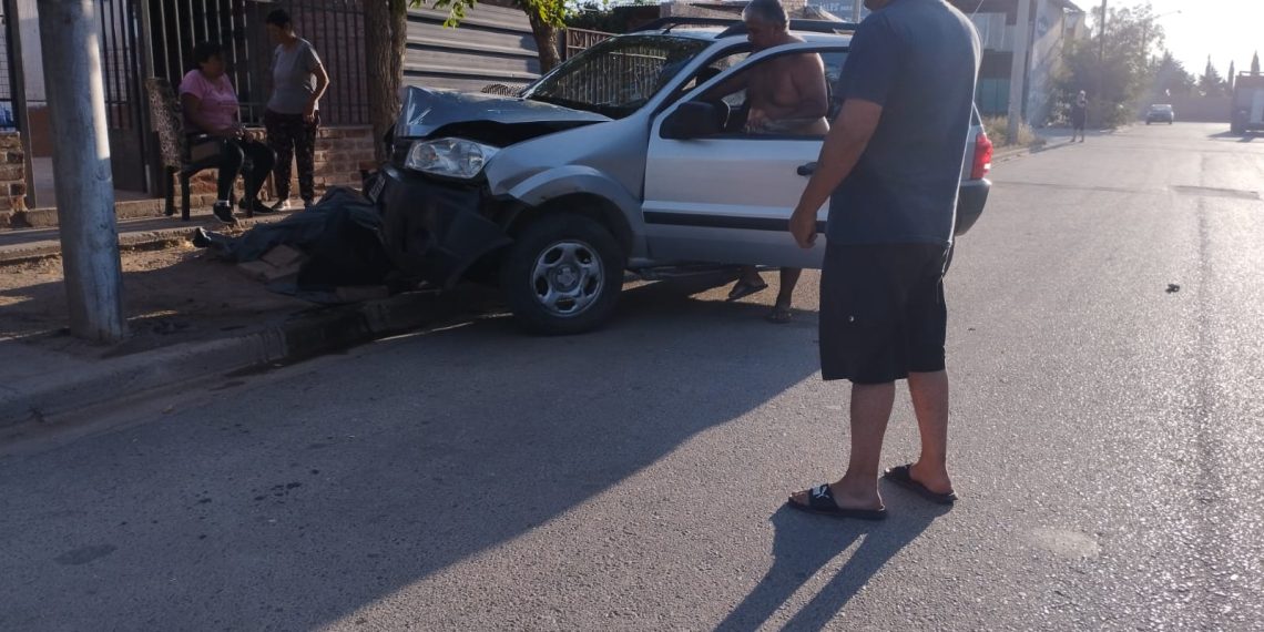 Cutral Co: Chocó contra un poste de hormigón y terminaron con algunos golpes
