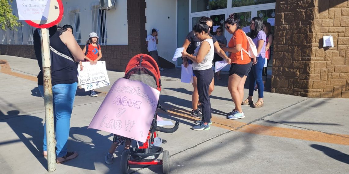 Vecinas de barrio Pueblo Nuevo reclaman agua y gas