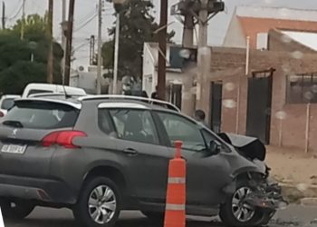 Hubo un fuerte choque entre dos autos en Centro Sur de Cutral Co