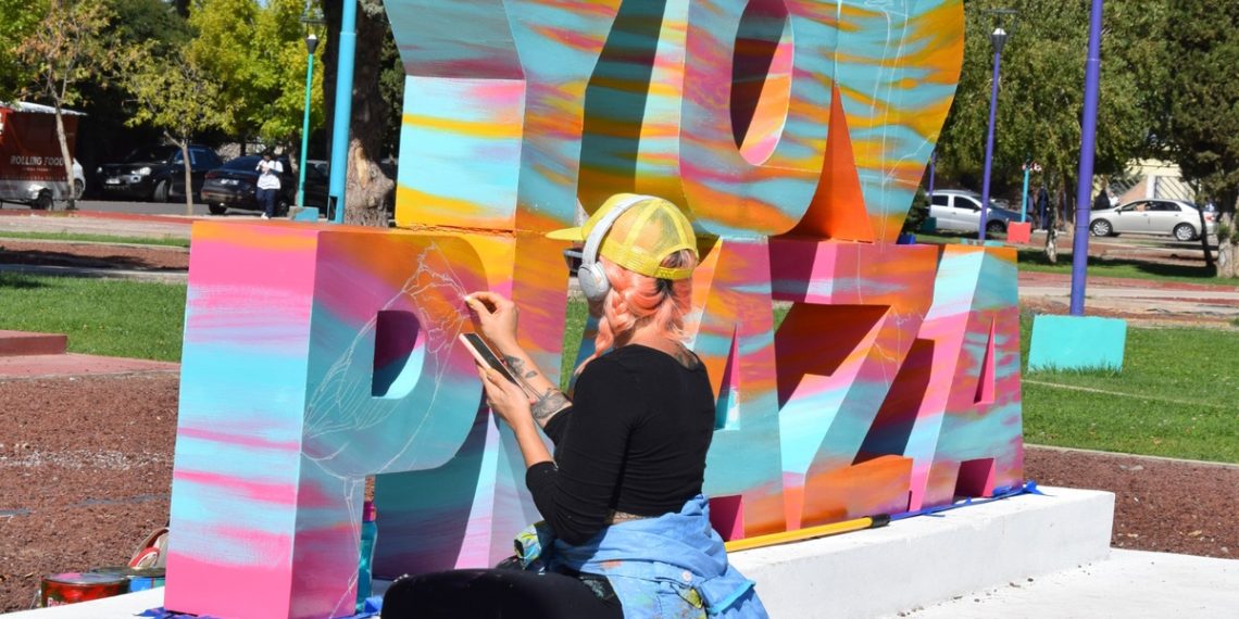 Uno de los carteles “Yo amo Plaza” tuvo una intervención artística