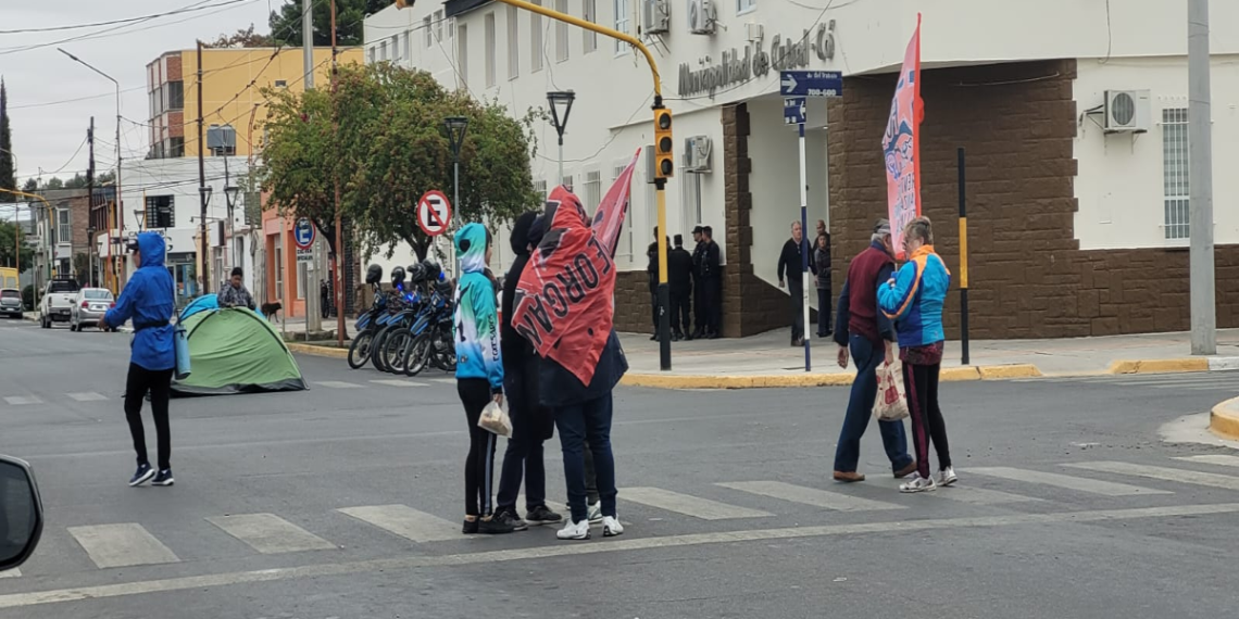 Organizaciones sociales llevaron las protestas al municipio en  Cutral Co