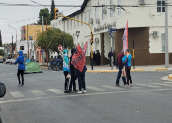 Organizaciones sociales llevaron las protestas al municipio en  Cutral Co