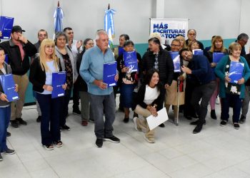 El IPVU entregó 60 escrituras a vecinos de Cutral Co