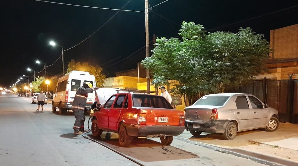Hubo incendio en un auto y acudieron los bomberos de Cutral Co