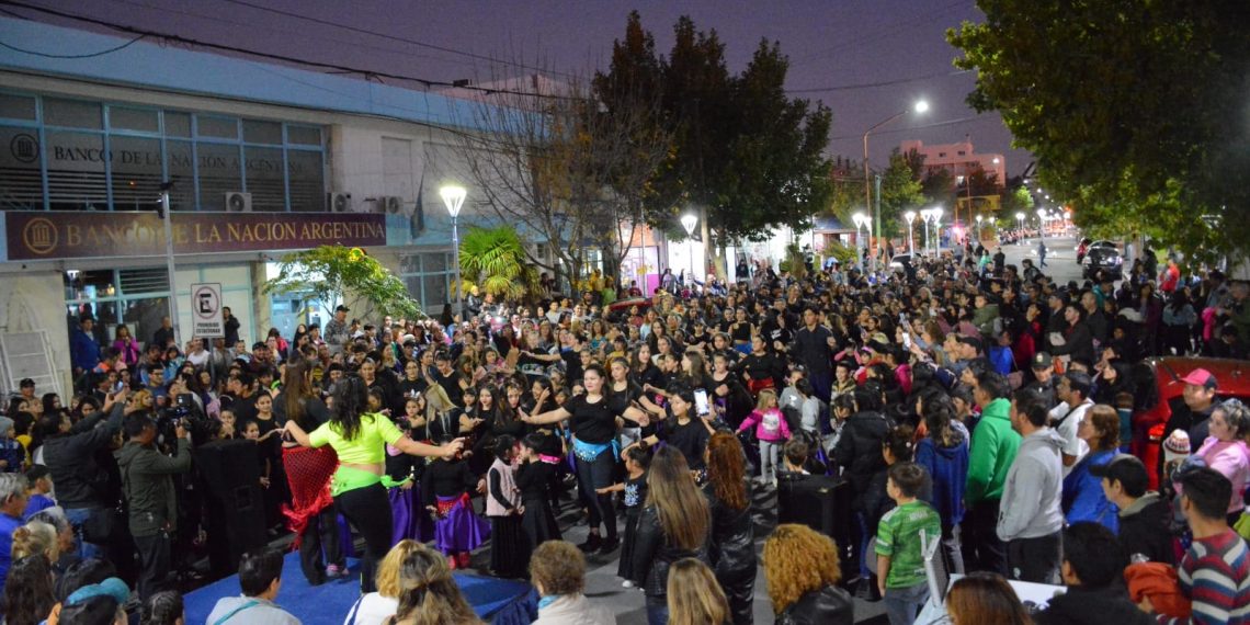 Cutral Co celebró el mes de la danza al aire libre.