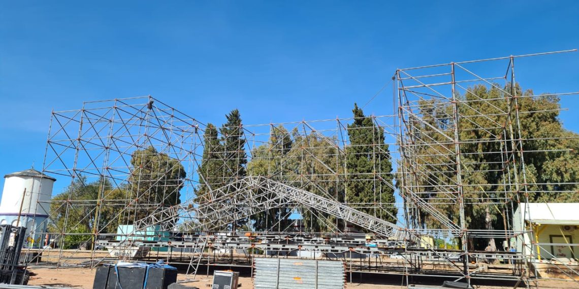 Ya está montado el escenario para Damas Gratis, Los Caligaris y Estelares
