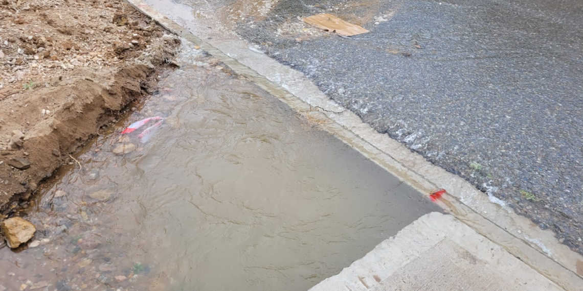 Hubo una pérdida de agua por la rotura de un caño corrió por el centro de Cutral Co