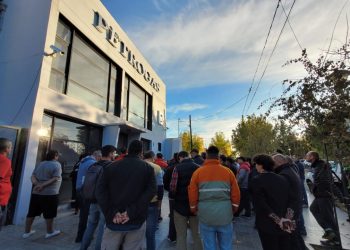 Empleados de Petrogas se movilizaron a la sede de la empresa en Cutral Co