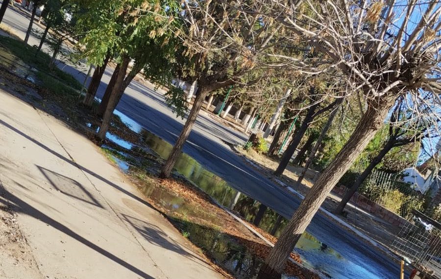 Plaza Huincul: hay una pérdida y a vecinos les falta el agua