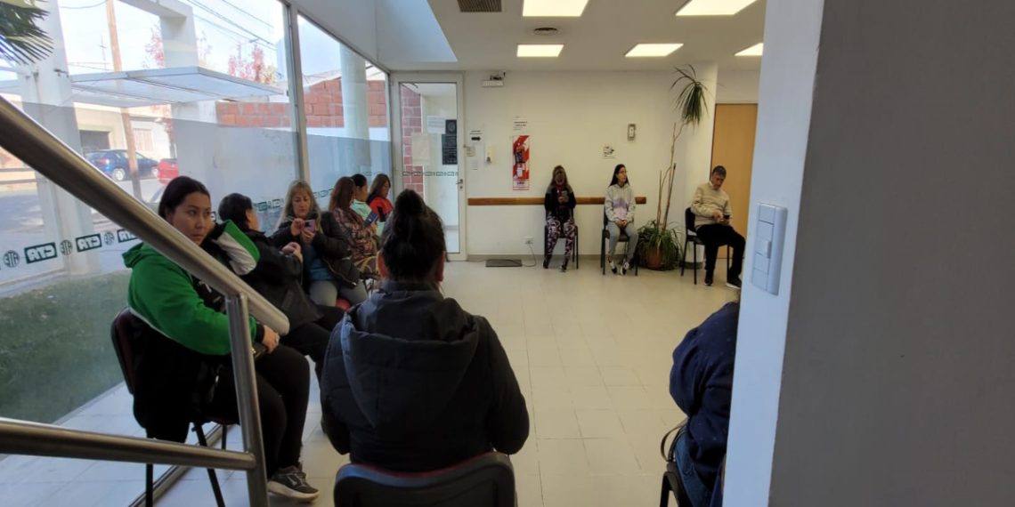 Auxiliares de servicio resolverán si sigue la protesta en Cutral Co y Plaza Huincul