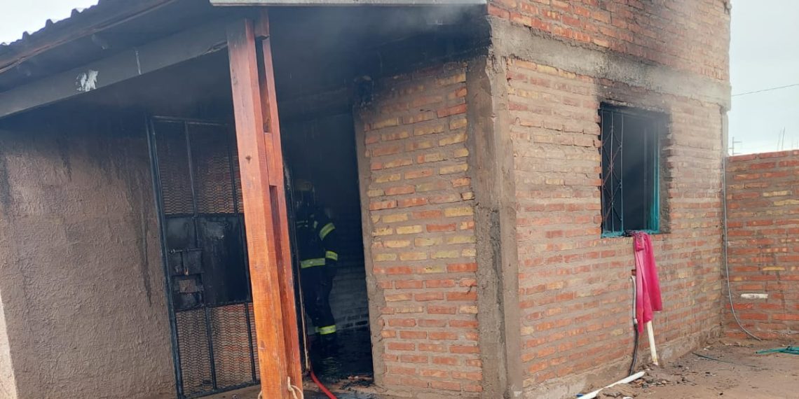 Bomberos controlaron un incendio de casa en el barrio Otaño