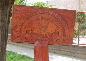 Las familias se manifestaron en el jardín N° 4 por la rotura del sistema de calefacción en Cutral Co
