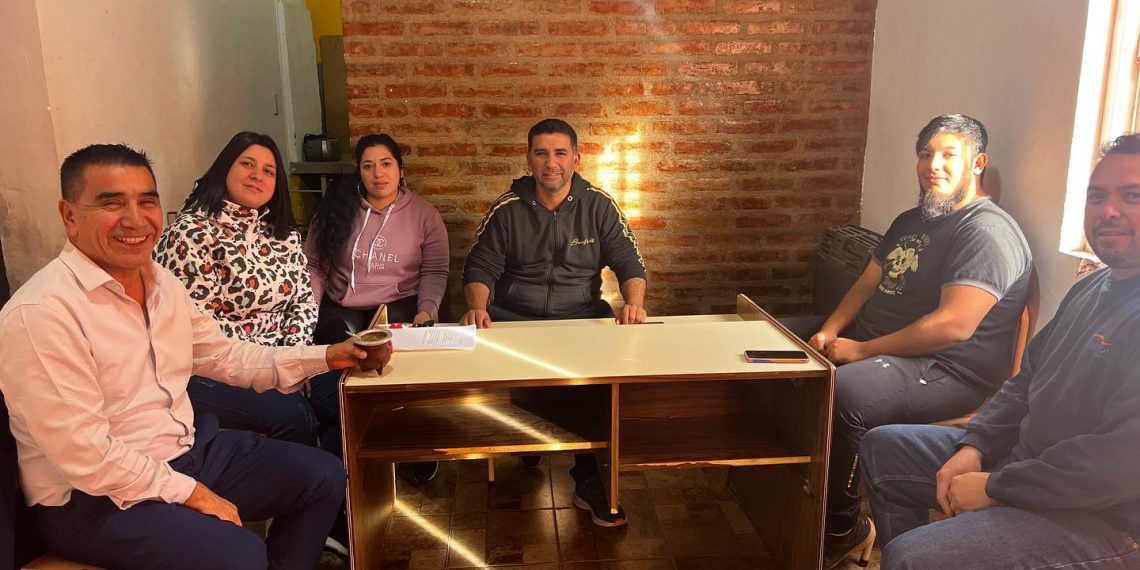 Ramón Rioseco, de campaña, se reunió con la comisión vecinal del Parque Este