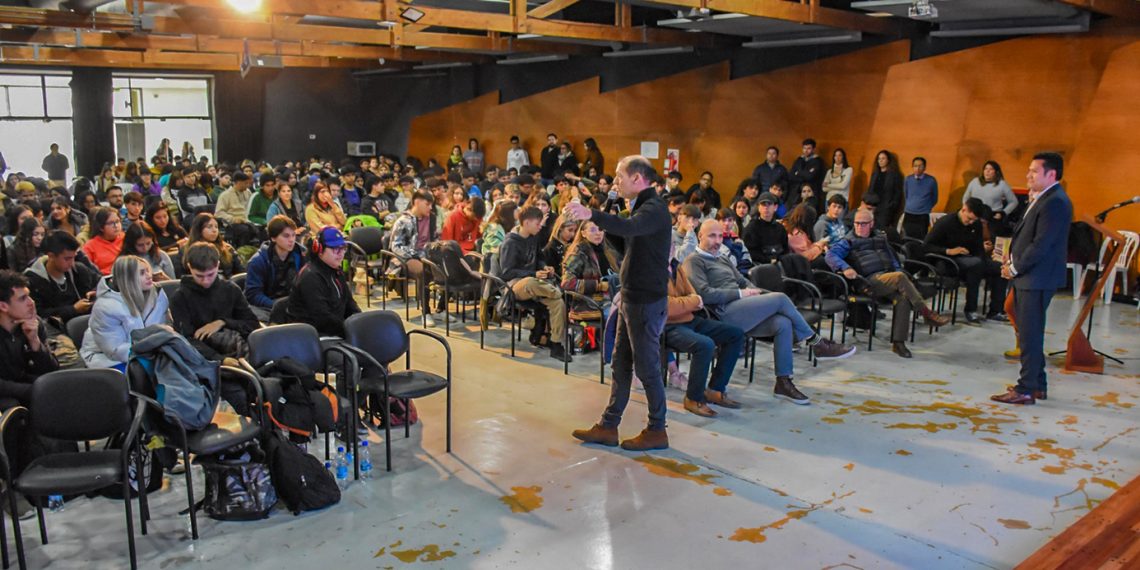 Junto a 500 estudiantes, Gutiérrez cerró la segunda edición de Conocé y Proyectate