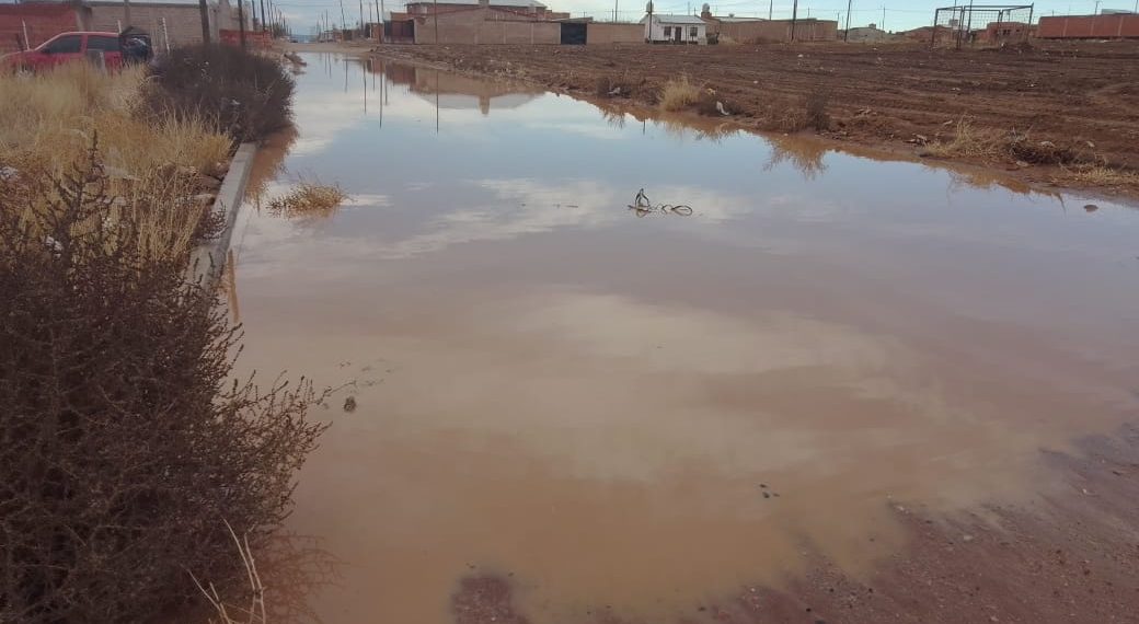 Barrio Central intransitable por acumulación de agua y barro