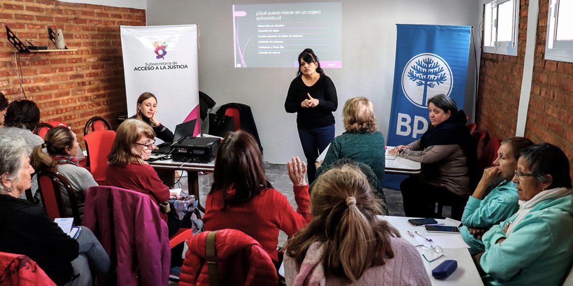 Capacitaron a personas mayores en prevención de fraudes y acceso a la tecnología en Cutral Co