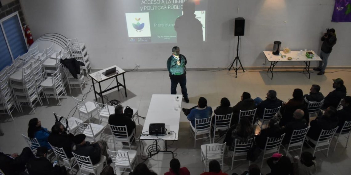 Lecaro junto a Larraza en una charla sobre “El mercado del suelo y las políticas urbanas”