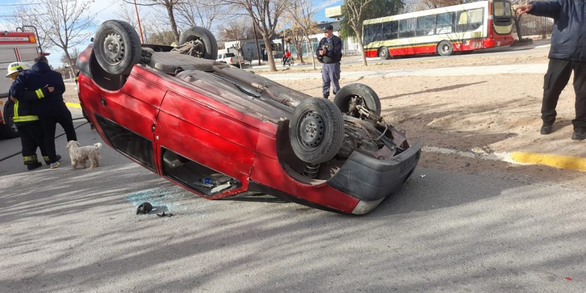 Plaza Huincul: chocó contra un auto estacionado y volcó