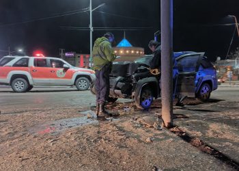 Plaza Huincul: Vehículo chocó contra un poste por hielo en la calzada