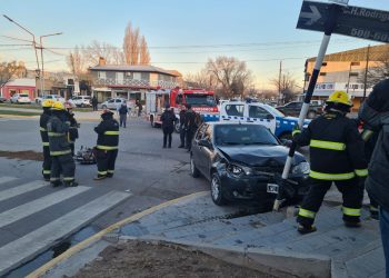 Cutral Co: un motociclista terminó en el hospital después de chocar con un auto