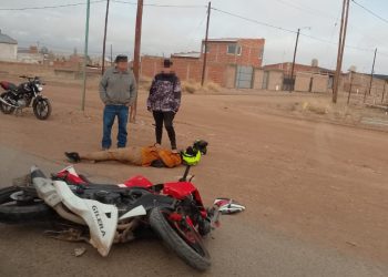 Plaza Huincul: un motociclista chocó a la salida de barrio Central