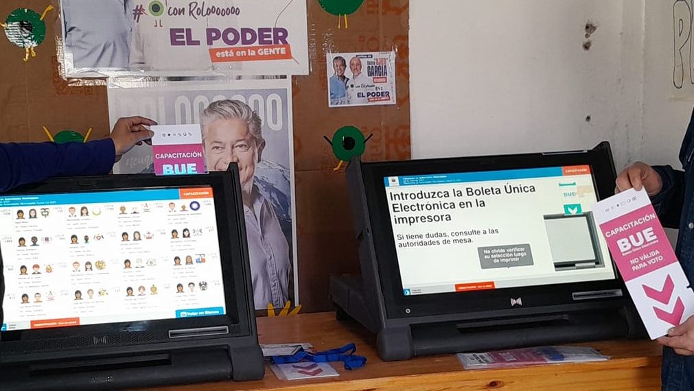 Elecciones en Cutral Co: distribuyeron las máquinas para poder practicar el voto electrónico