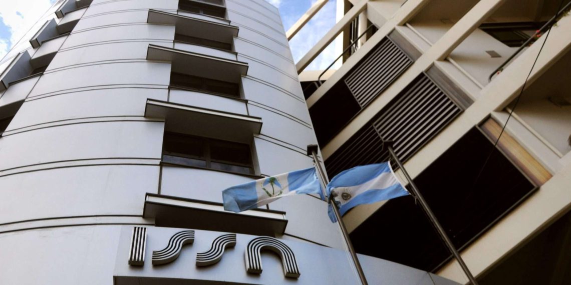 Corte de la atención de ginecólogos y obstetras por el ISSN: la entidad exige que se reanude