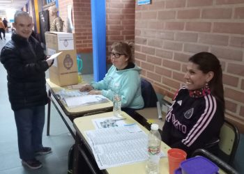 Carlitos votó y repartió su alegría por la Escuela Nº 334, en Plaza Huincul