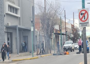Plaza Huincul: protesta frente al municipio corta el tránsito en la ruta 22