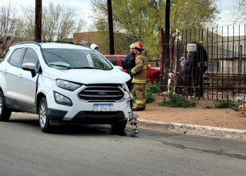 Plaza Huincul: chocaron y uno de los autos terminó contra las rejas de una casa