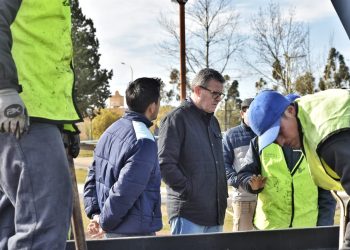 Larraza recorrió los trabajos de bacheo en Plaza Huincul