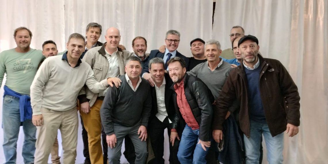 Larraza vivió un día muy emotivo y lo celebró con amigos de la infancia