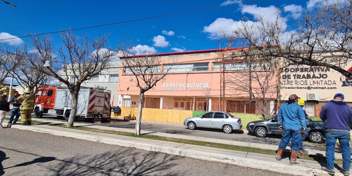 Huincul: solo uno de los tres operarios que sufrieron una descarga eléctrica quedó internado