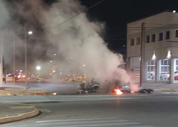 Cutral Co: chocaron un auto con una moto, se incendiaron y trasladaron al motociclista al hospital