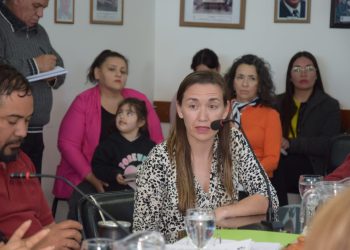 Vecina de Plaza Huincul utilizó la Banca de Pueblo para abordar el aumento de tarifas