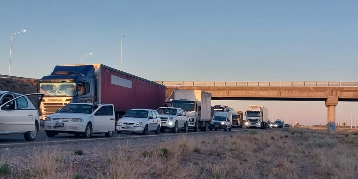Sigue el corte de la Ruta 22, por parte de trabajadores de Desarrollo Social en Arroyito