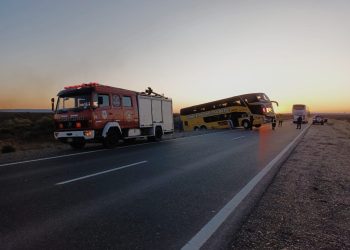 Ruta 22: un colectivo quiso girar y quedó atravesado en la ruta
