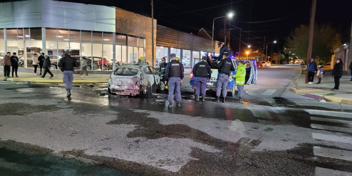 Cutral Co: chocaron un auto con una moto, se incendiaron y trasladaron al motociclista al hospital