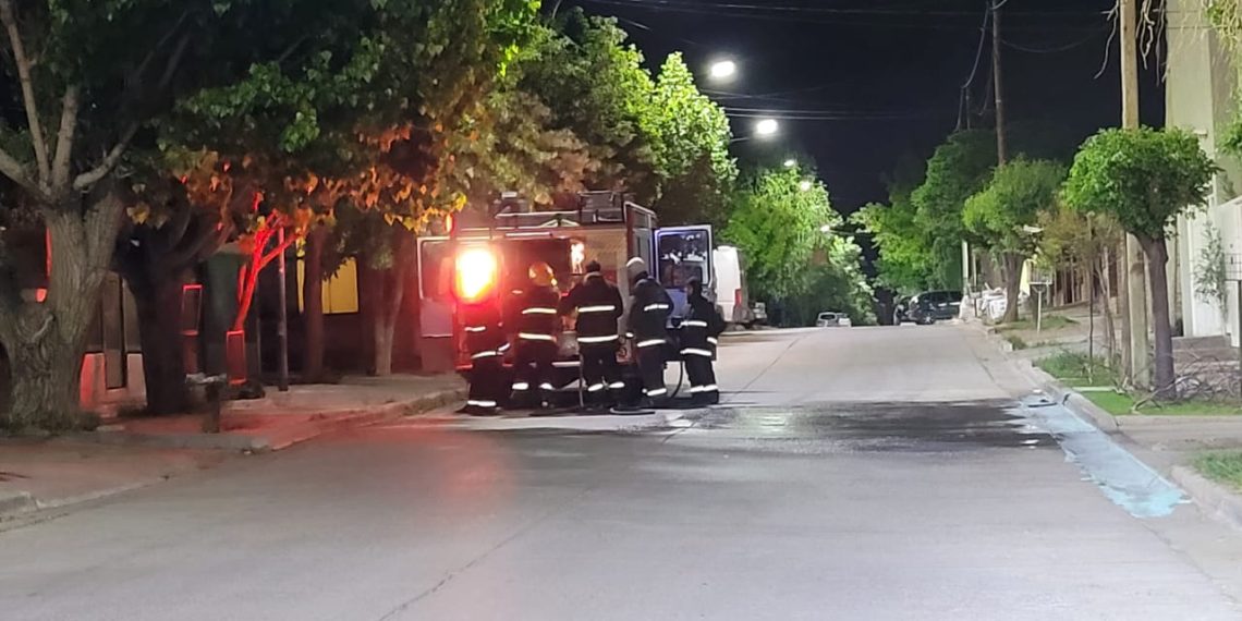 Hubo alerta en el barrio 25 de Mayo de Cutral Co por el incendio de un auto