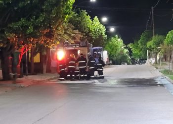 Hubo alerta en el barrio 25 de Mayo de Cutral Co por el incendio de un auto
