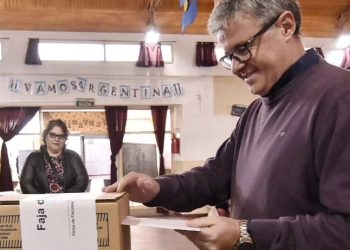 Plaza Huincul: Claudio Larraza emitió su voto en la Escuela 49