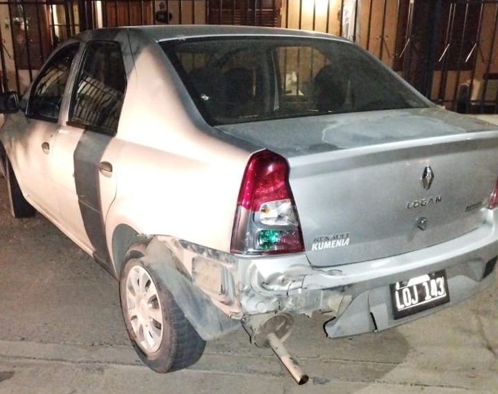 Buscan a una camioneta que chocó contra dos autos estacionados y huyó, en Cutral Co